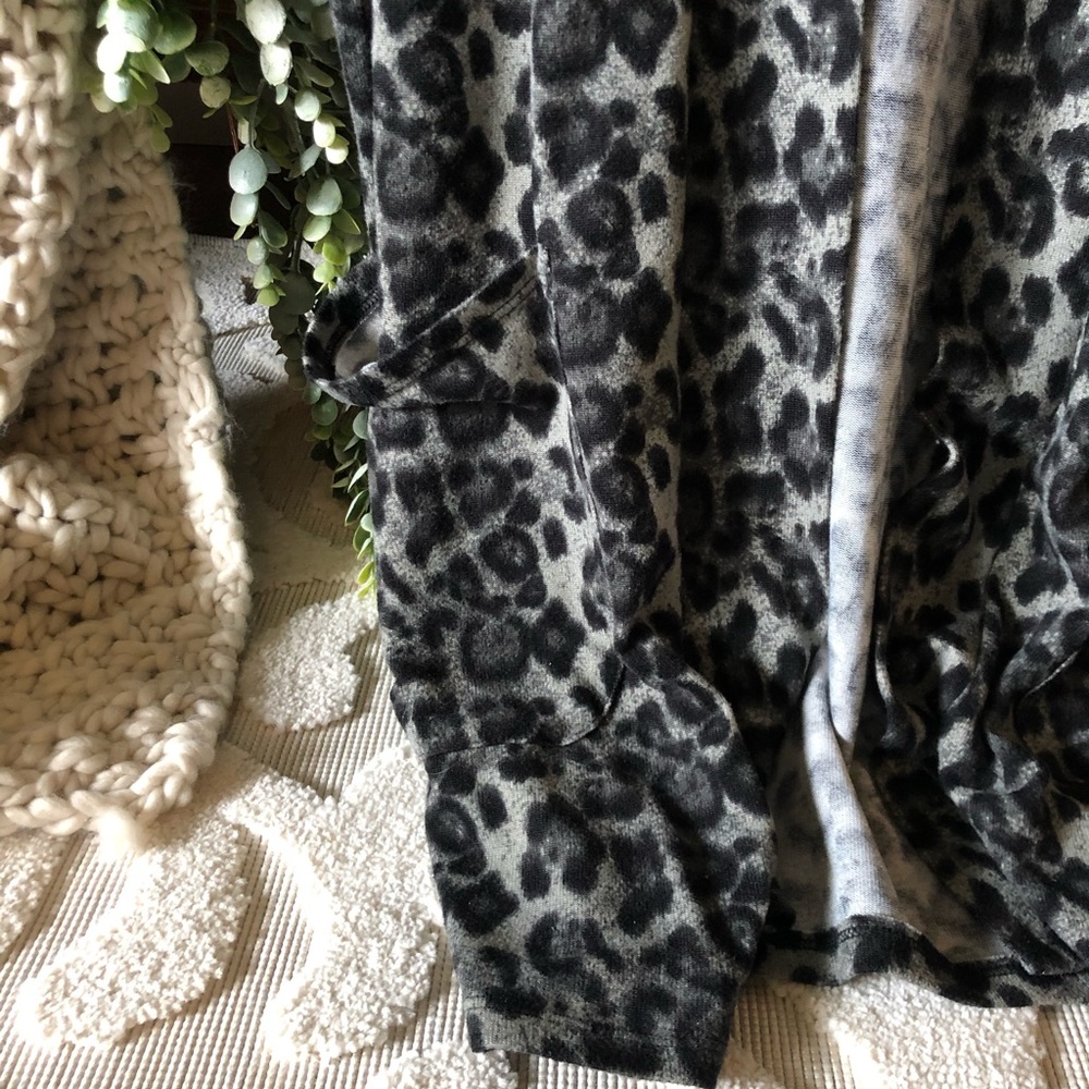 Snow Leopard Cardigan - Picture 5 of 5